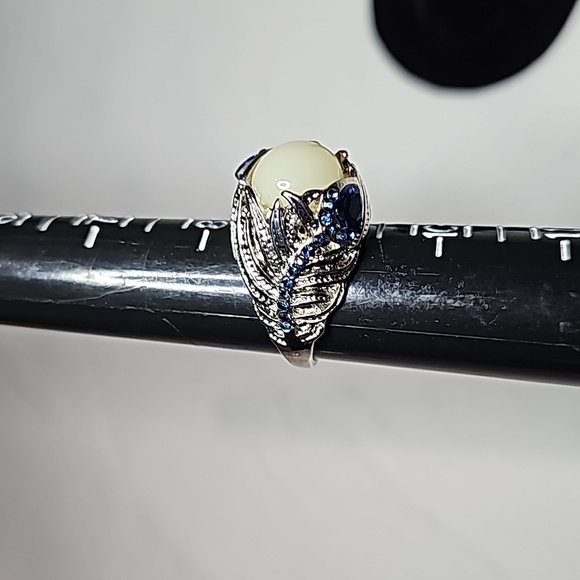 White Lucite Blue Rhinestone Statement Ring Silver Tone Setting Size 9 - Picture 11 of 12